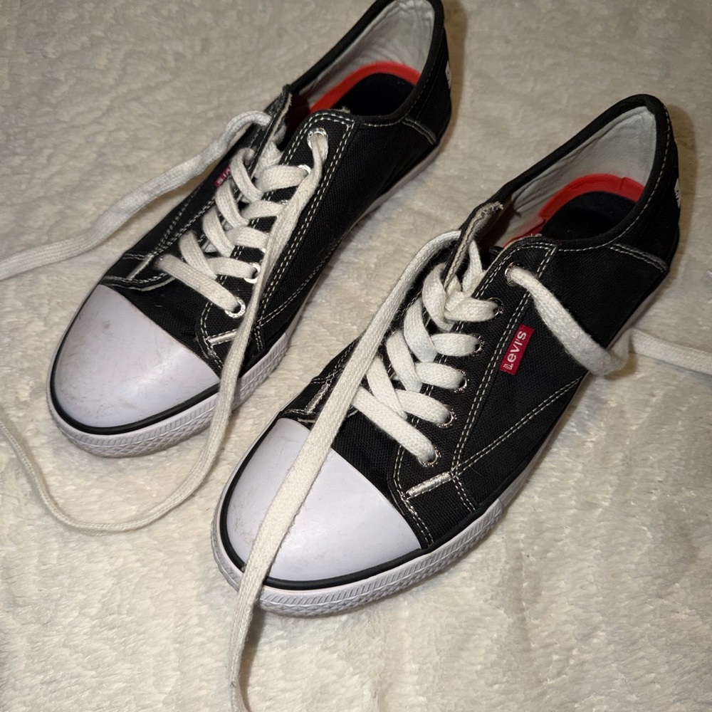 WOMENS 7.5 Levi's Classic Black and White Sneakers.